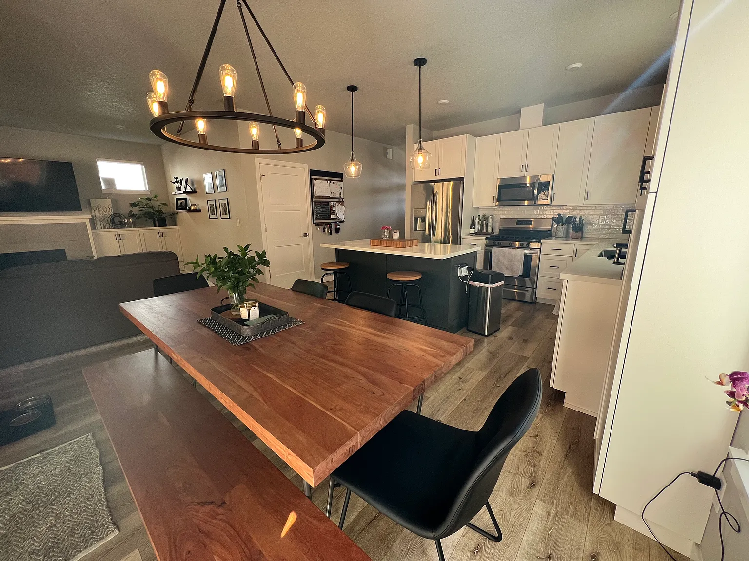 3 bed, 2.5 bath, 1660 sqft, $3,400 — Photo 3