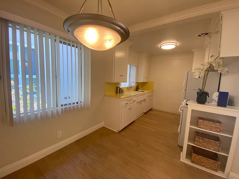 122 N Wetherly Dr #5 — Photo 5