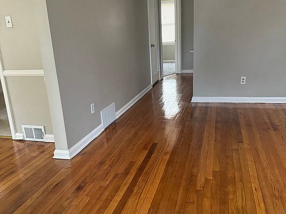 4th image of 17707 Shaftsbury Ave