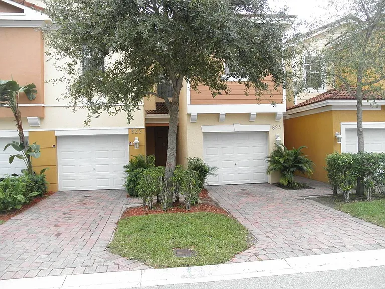 1011 Pipers Cay Dr — Photo 1