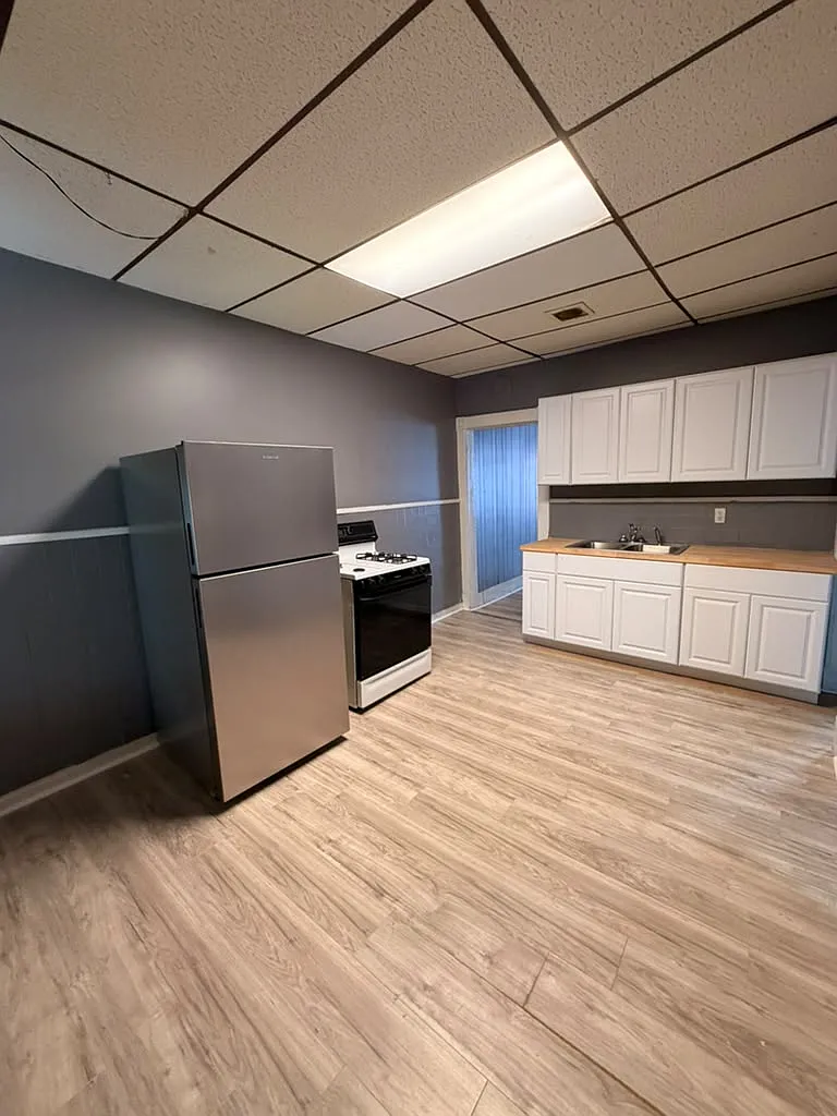 3 bed, 900 sqft, $1,290 — Photo 1