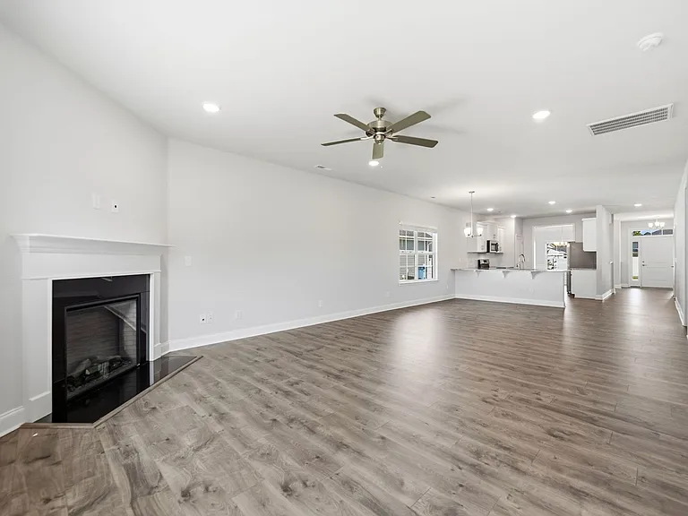 903 Eakins Ln — Photo 3