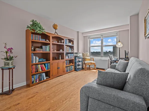 555 Kappock Street image 15 of 20