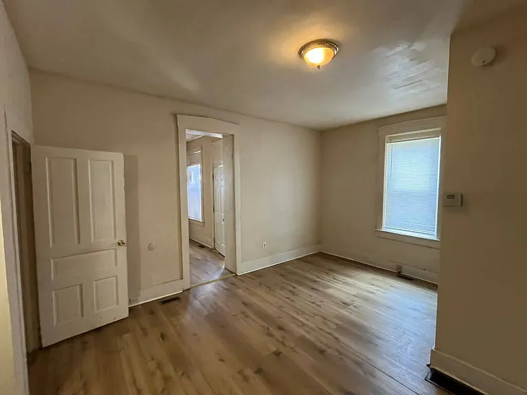 114 W Courtois St #1F — Photo 8