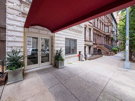 Sold by Sotheby's International Realty | media 11