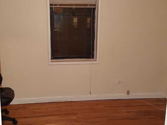 2nd bedroom has one closet, two windows