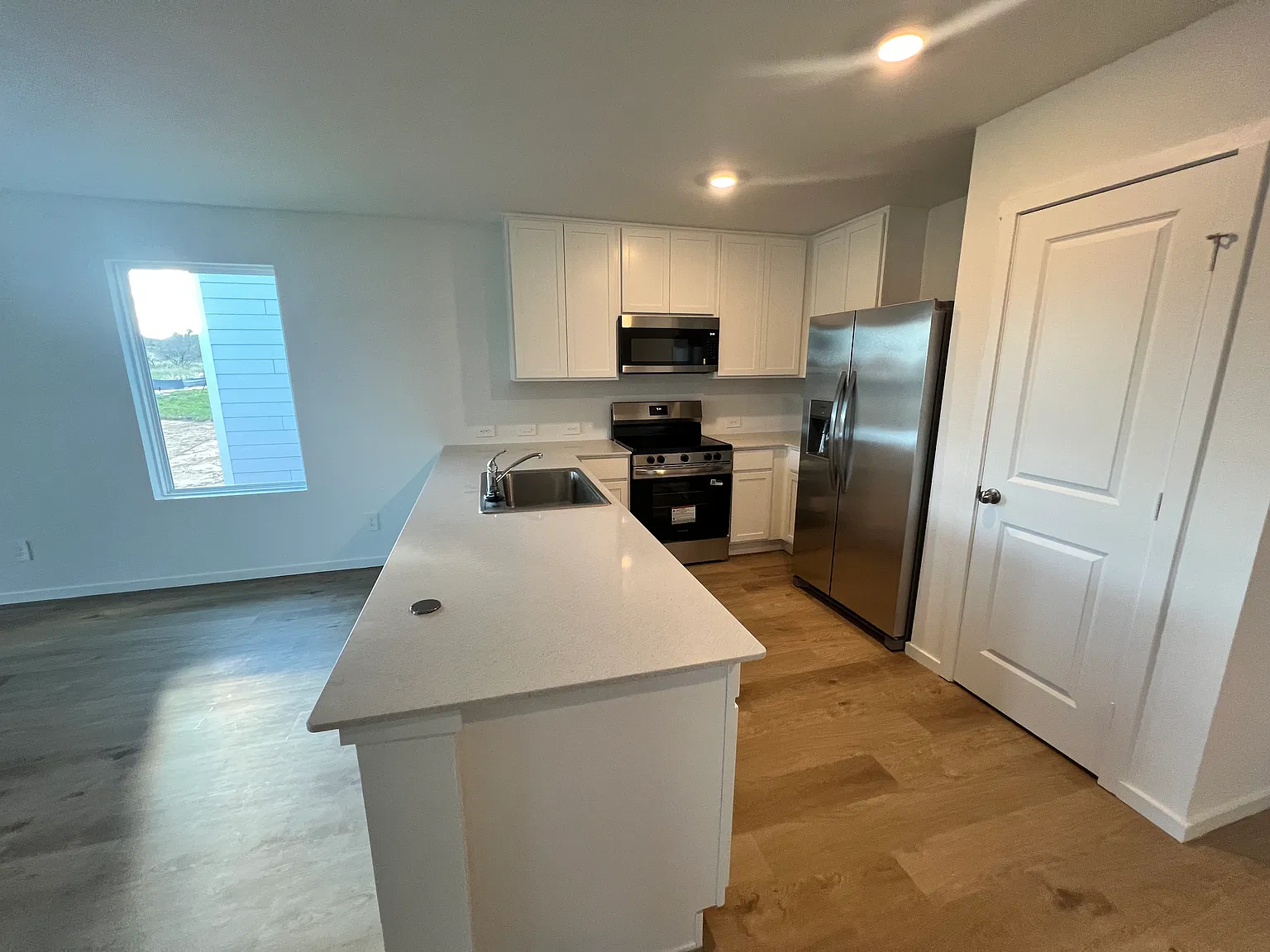 4 bed, 1985 sqft, $1,890 — Photo 3