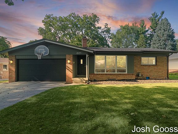 4th image of 221 Monique Dr NE
