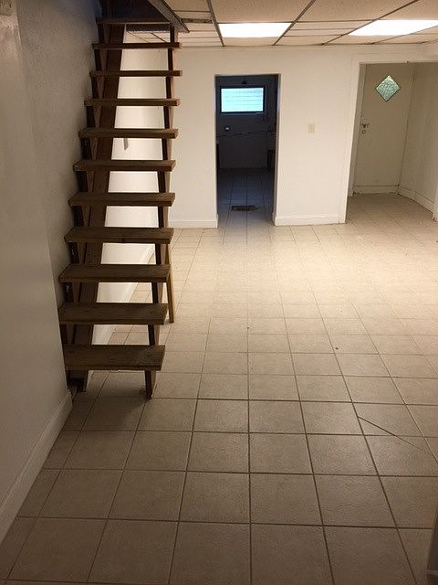 2nd image of 517 W Oregon Ave