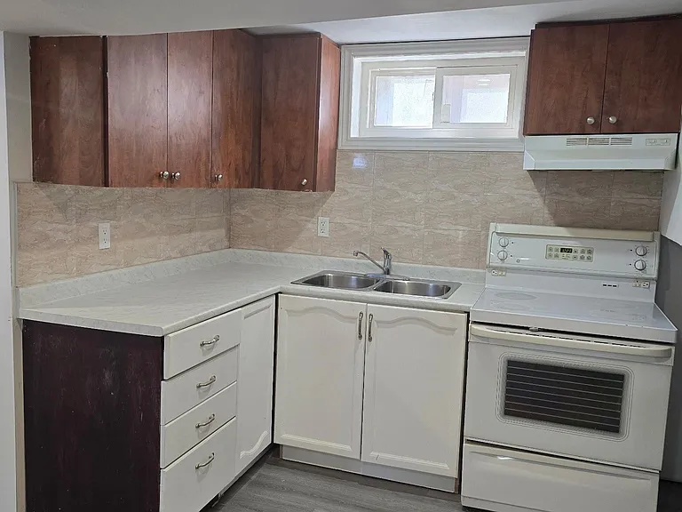 8 York St #BASEMENT — Photo 3