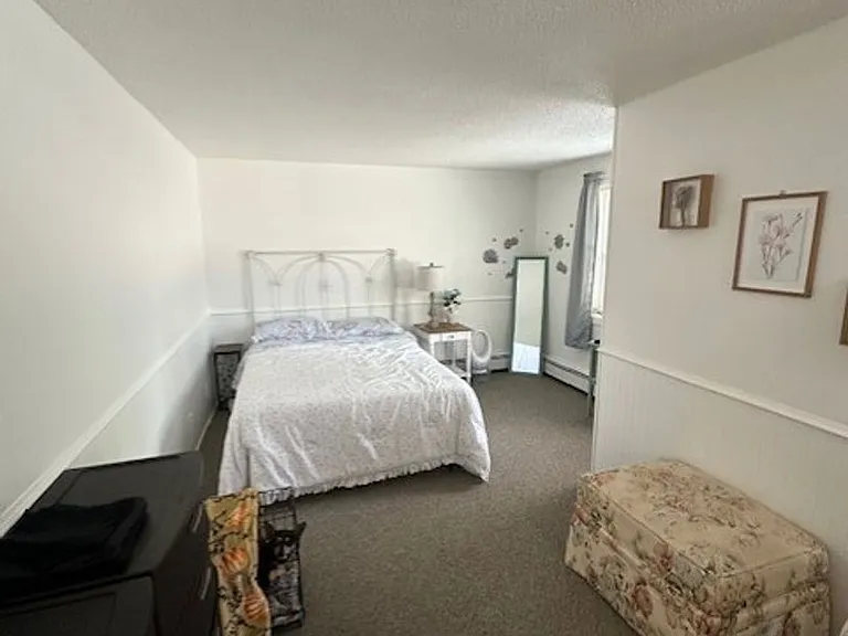 2422 Oak St — Photo 2