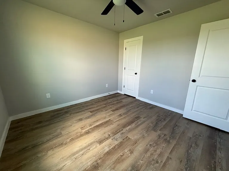 954 Minda St — Photo 11