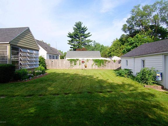 4th image of 1023 Ellsmere St NE