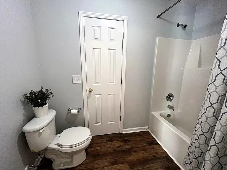 313 Castleburg Ln — Photo 17