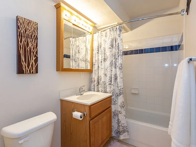 Lakeview Apartments — Photo 10