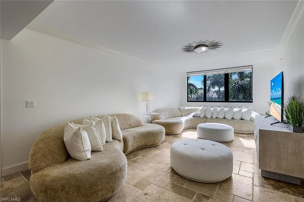 3 bed, 3.0 bath, 3225 sqft, $27,000 — Photo 4