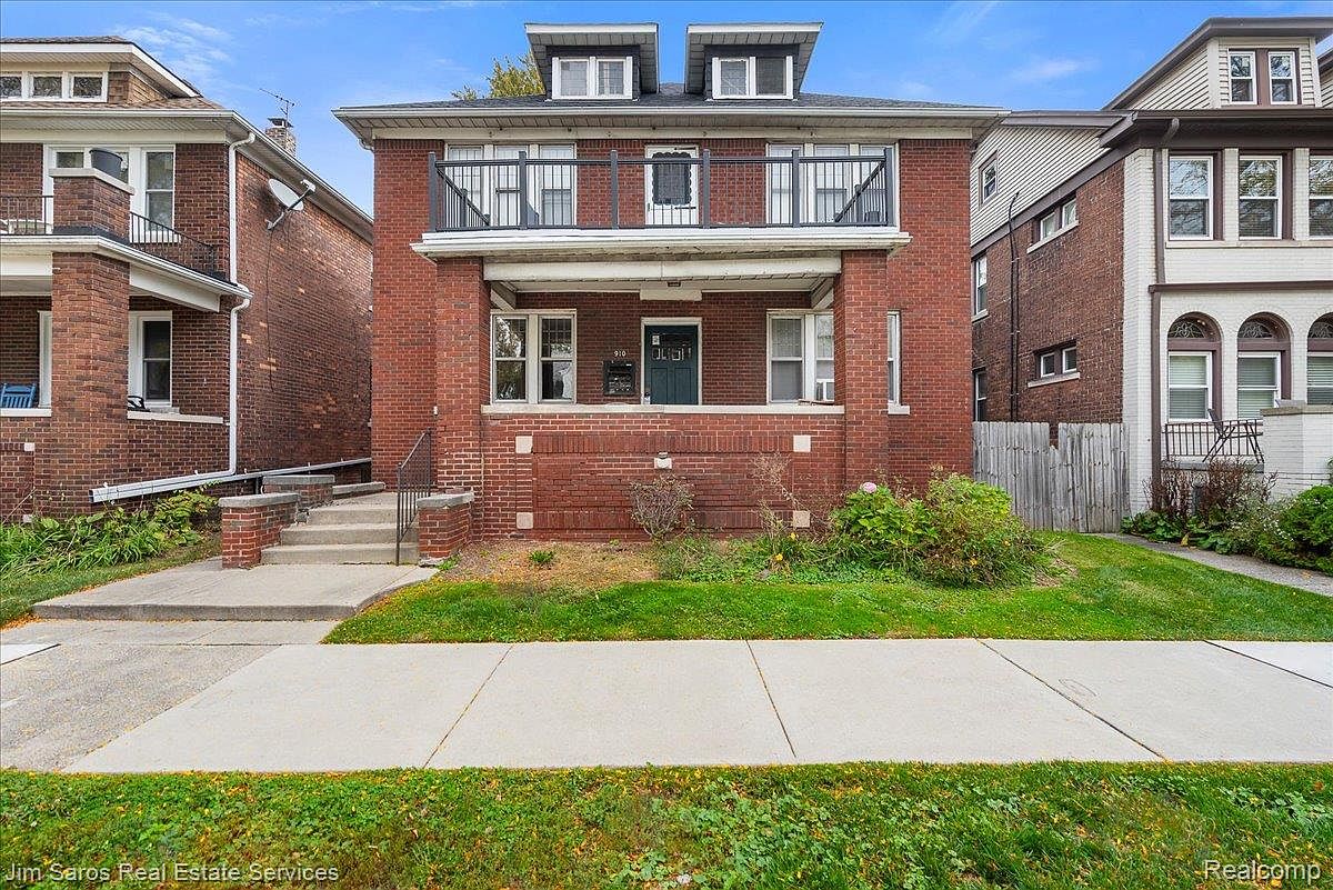 910 Beaconsfield Ave, Grosse Pointe Park, MI 48230