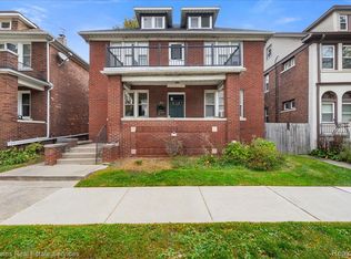 910 Beaconsfield Ave, Grosse Pointe Park, MI 48230