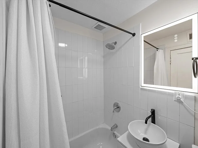 1111 W 41st St #2W — Photo 10