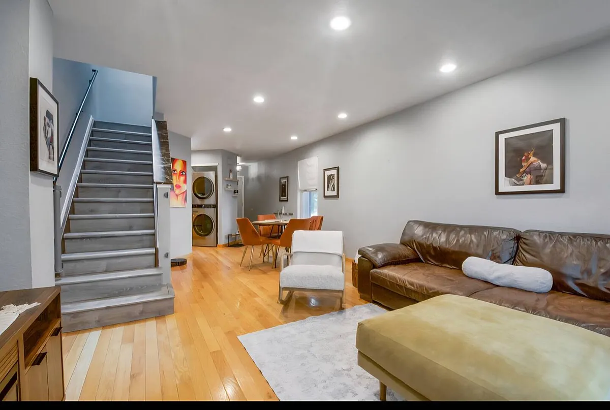Building Photo - Newland Ct