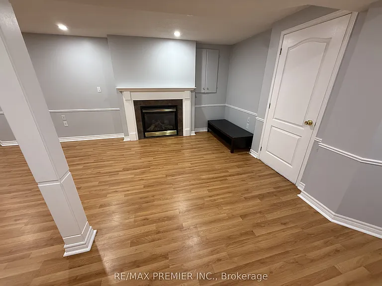 54 Castlepoint Dr #LOWER — Photo 9