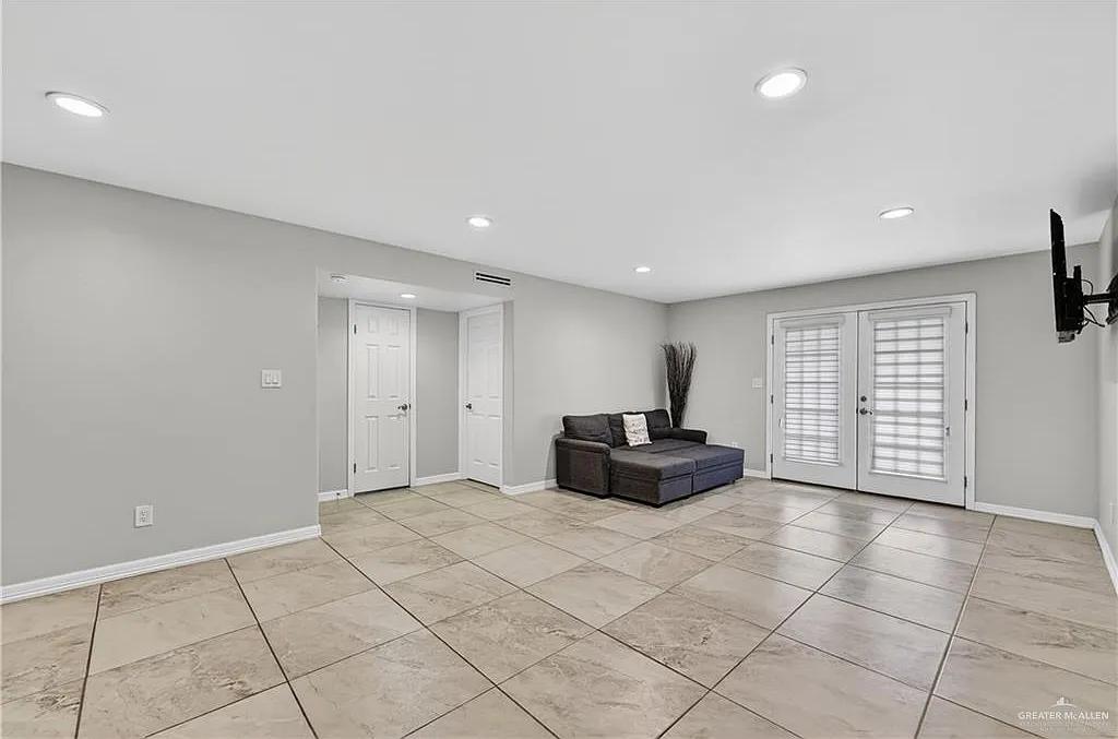 3 bed, 3.5 bath, 2014 sqft, $2,250 — Photo 3