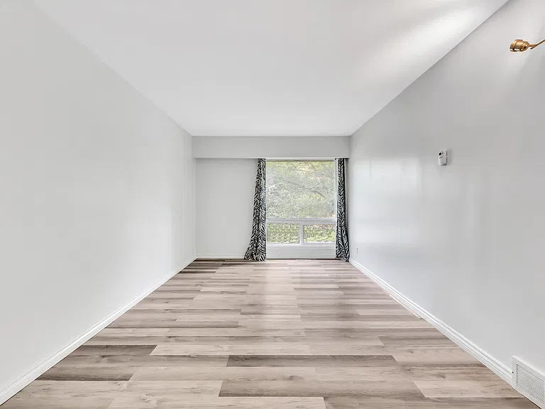 24 Taft Cres — Photo 6
