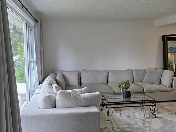 4th image of 32 Marchington Cir S