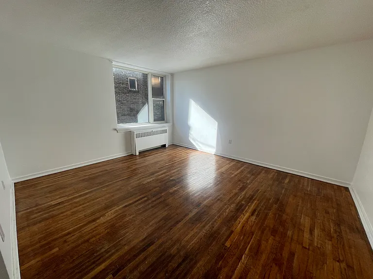 2407 Lake Shore Blvd W #4 — Photo 1
