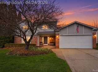 8750 Williamsport Dr, White Lake, MI 48386