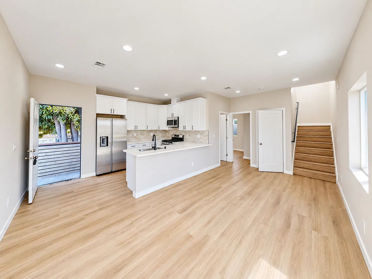 4BD/2BA on Stewart! — Photo 4