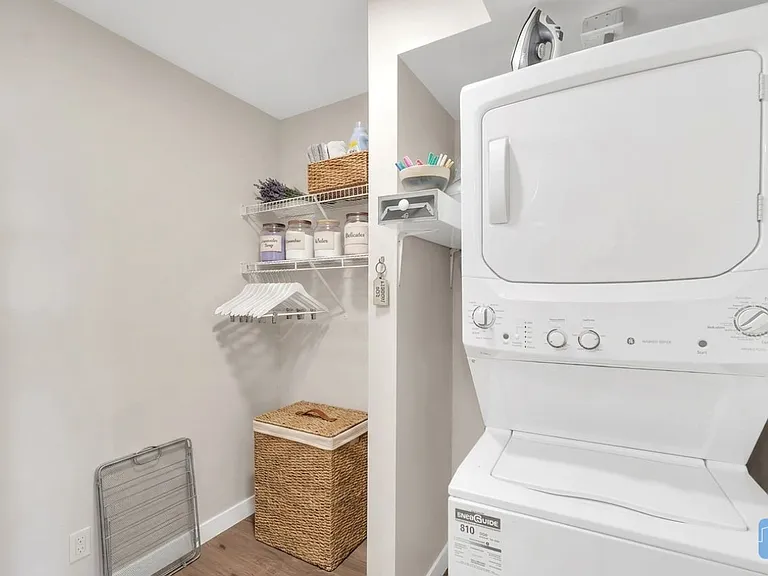 1060 Goldstream Ave — Photo 7