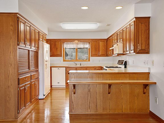 5th image of 643 Barrington Dr E