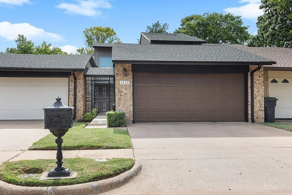 3 bed, 2.0 bath, 1742 sqft, $2,800 — Photo 1