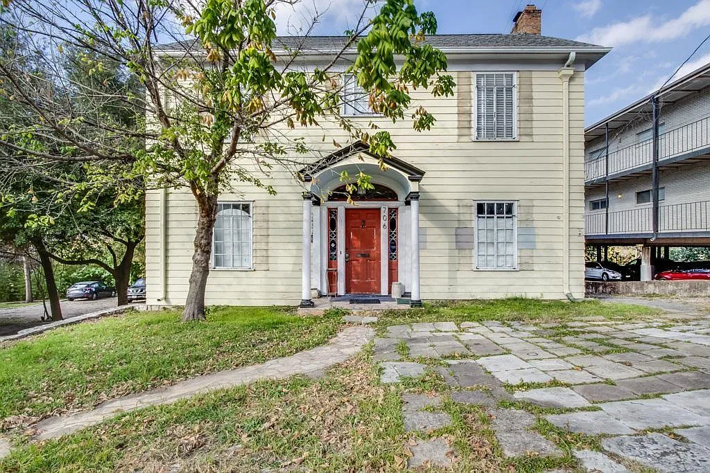 6 bed, 1932 sqft, $6,800 — Photo 1
