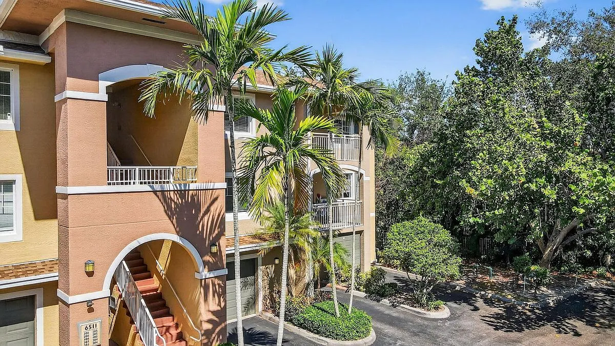 2 bed, 2.0 bath, 1262 sqft, $2,300 — Photo 1