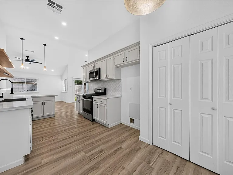 17006 Enchanted Cir E — Photo 16