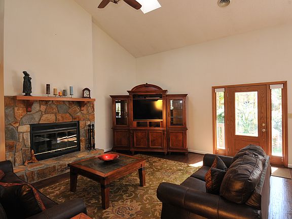 Great Room 21'6" x 19'3"