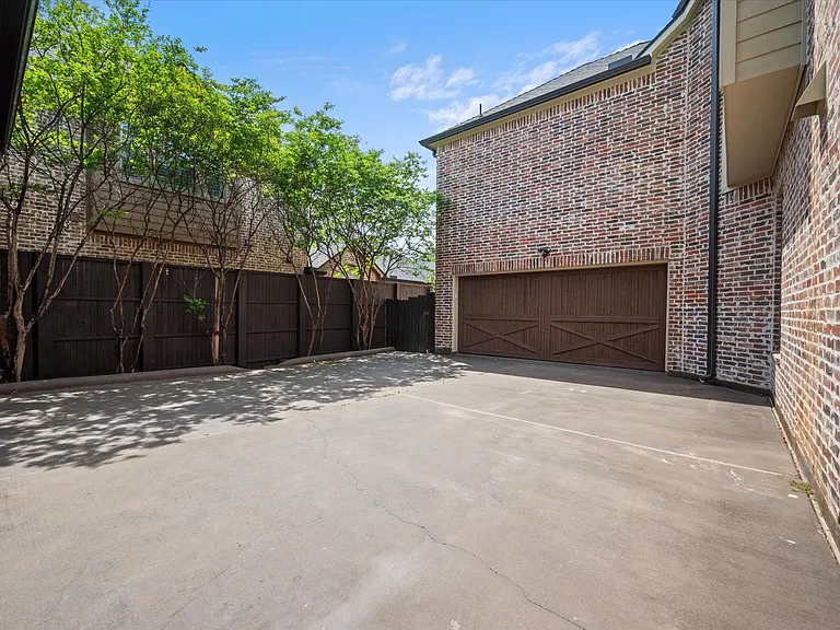 10941 Yorkshire Ln — Photo 47