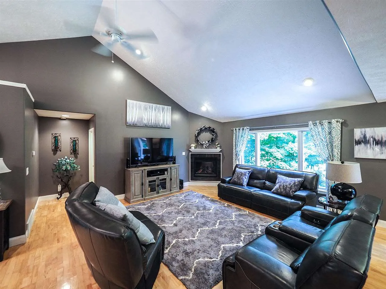 823 Eden St photo 1