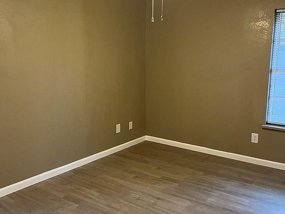 5th image of 631 E Woodlawn Dr