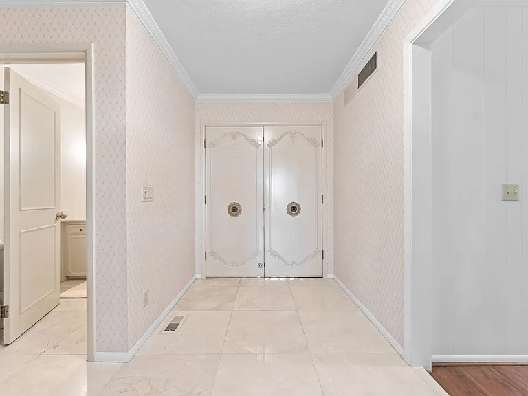 990 W Parkhill Dr — Photo 4