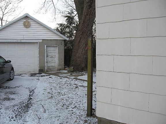 4th image of 872 Davids St