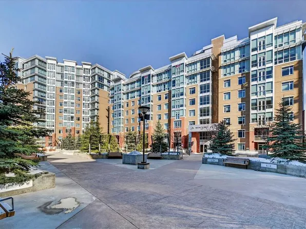 16 SW Varsity Estates Cir NW #402, Calgary, AB T3A 2C5