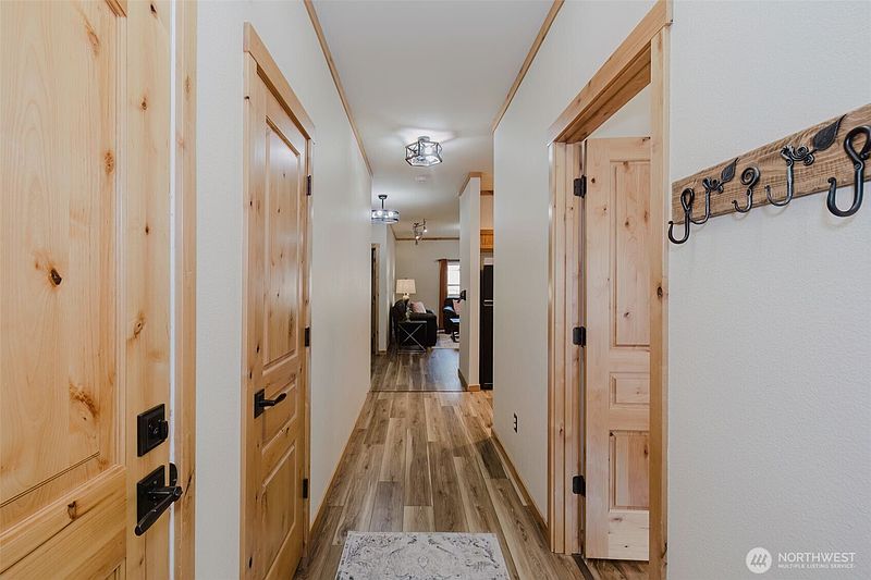 4th image of 6764 Takota Place NE