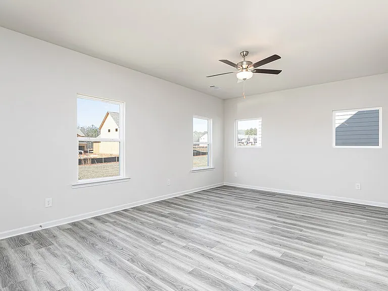 639 Mackenzie Cv — Photo 12
