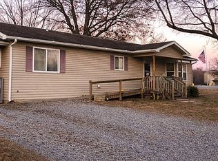 907 E McKenzie St, Benton, IL 62812