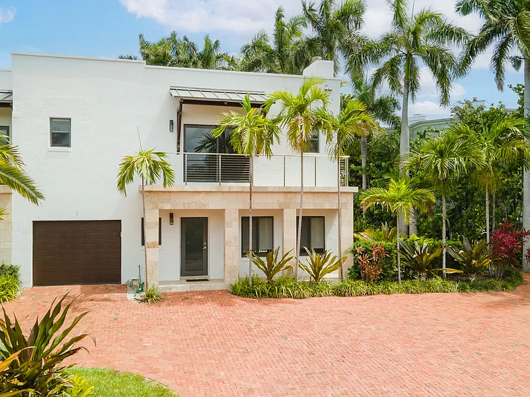 1121 Bel Air Dr — Photo 2