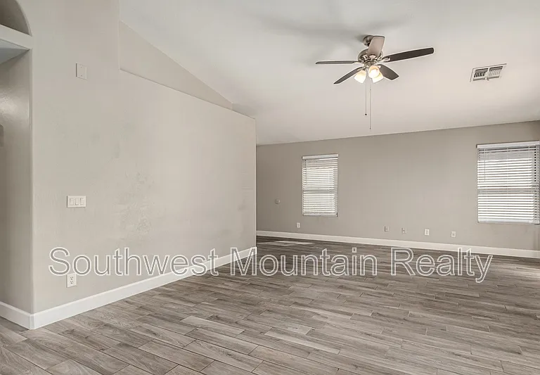 881 E Baylor Ln — Photo 9