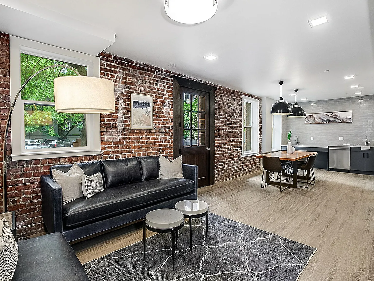 423 Terry Apartment — Photo 3